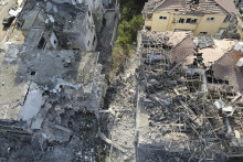 Zničené obytné budovy po piatkovom večernom iránskom raketovom útoku v meste Ramat Gan pri Tel Avive. FOTO: TASR/AP