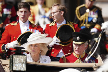 Britský kráľ Karol III. (vpravo) a kráľovná Kamila odchádzajú v koči z Buckinghamského paláca pred vojenskou prehliadkou Trooping the Colour v Londýne. FOTO: TASR/AP