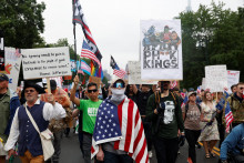 Ľudia sa zúčastňujú protestu „Žiadni králi“ proti politike prezidenta Donalda Trumpa vo Philadelphii v Pensylvánii. FOTO: Reuters