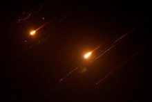 Iránske rakety vypálené smerom k Izraelu. FOTO: Reuters