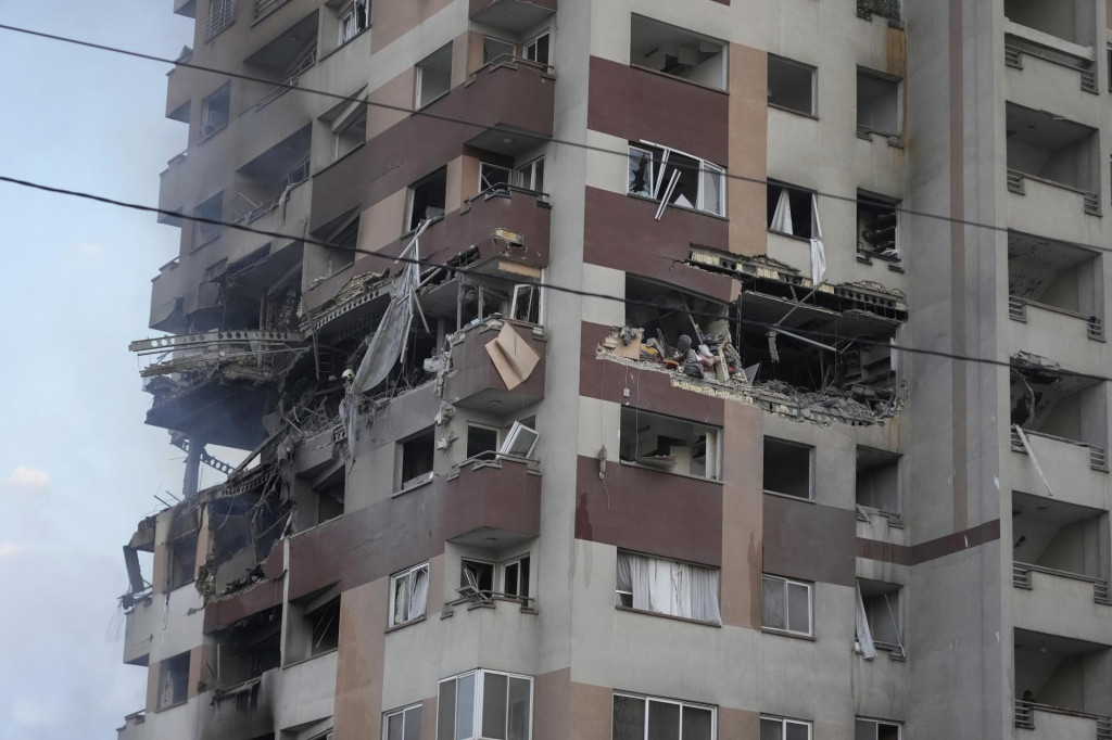 Obytná budova, ktorú zasiahol útok izraelskej armády v iránskej metropole Teherán. FOTO: TASR/AP