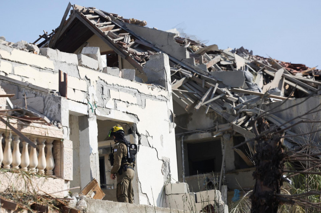 Miesto dopadu iránskej rakety v Izraeli. FOTO: Reuters