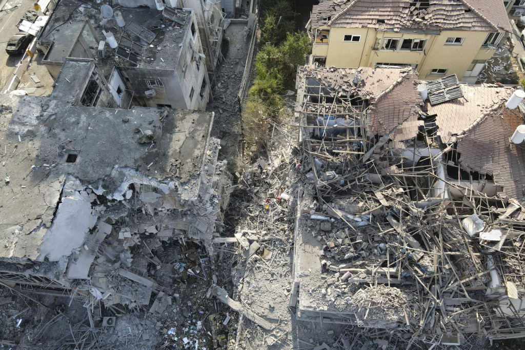 Zničené obytné budovy po piatkovom večernom iránskom raketovom útoku v meste Ramat Gan pri Tel Avive. FOTO: TASR/AP