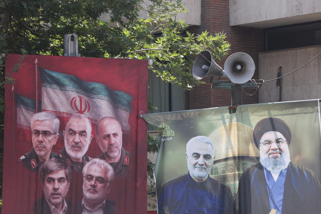 Fotografie ľudí zabitých pri izraelských útokoch na Irán sú vystavené na ulici v Teheráne v Iráne. FOTO: Reuters
