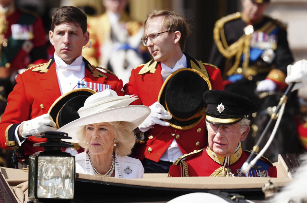 Britský kráľ Karol III. (vpravo) a kráľovná Kamila odchádzajú v koči z Buckinghamského paláca pred vojenskou prehliadkou Trooping the Colour v Londýne. FOTO: TASR/AP