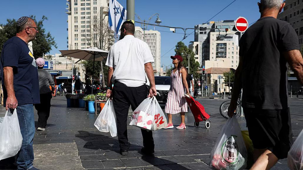 Izraelčania nakupujú na hlavnom trhu a pripravujú sa na odvetu Iránu po izraelskom údere v Jeruzaleme. FOTO: Reuters
