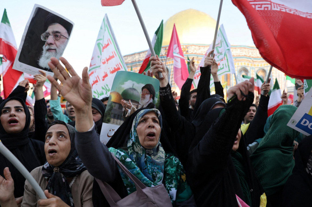Ľudia sa zúčastňujú protiizraelského zhromaždenia v Teheráne po izraelských útokoch na Irán. FOTO: Reuters
