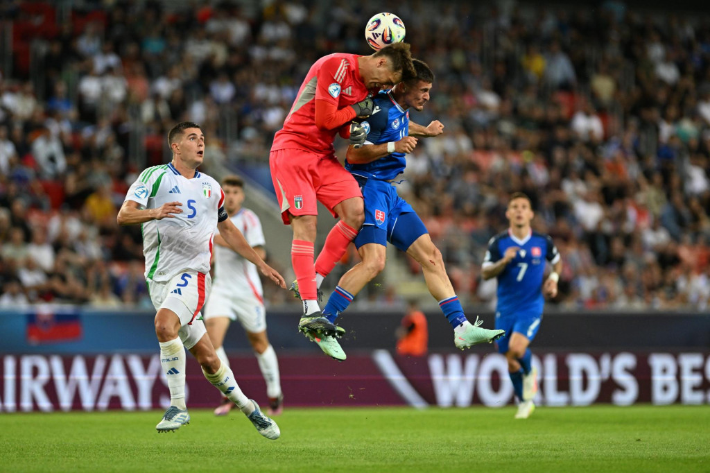 Futbalista Lorenzo Pirola (Taliansko), brankár Sebastiano Desplanches (Taliansko) a hráč Adrián Kaprálik (Slovensko) počas zápasu základnej A-skupiny Slovensko - Taliansko na majstrovstvách Európy hráčov do 21 rokov v Trnave. FOTO: TASR/Lukáš Grinaj