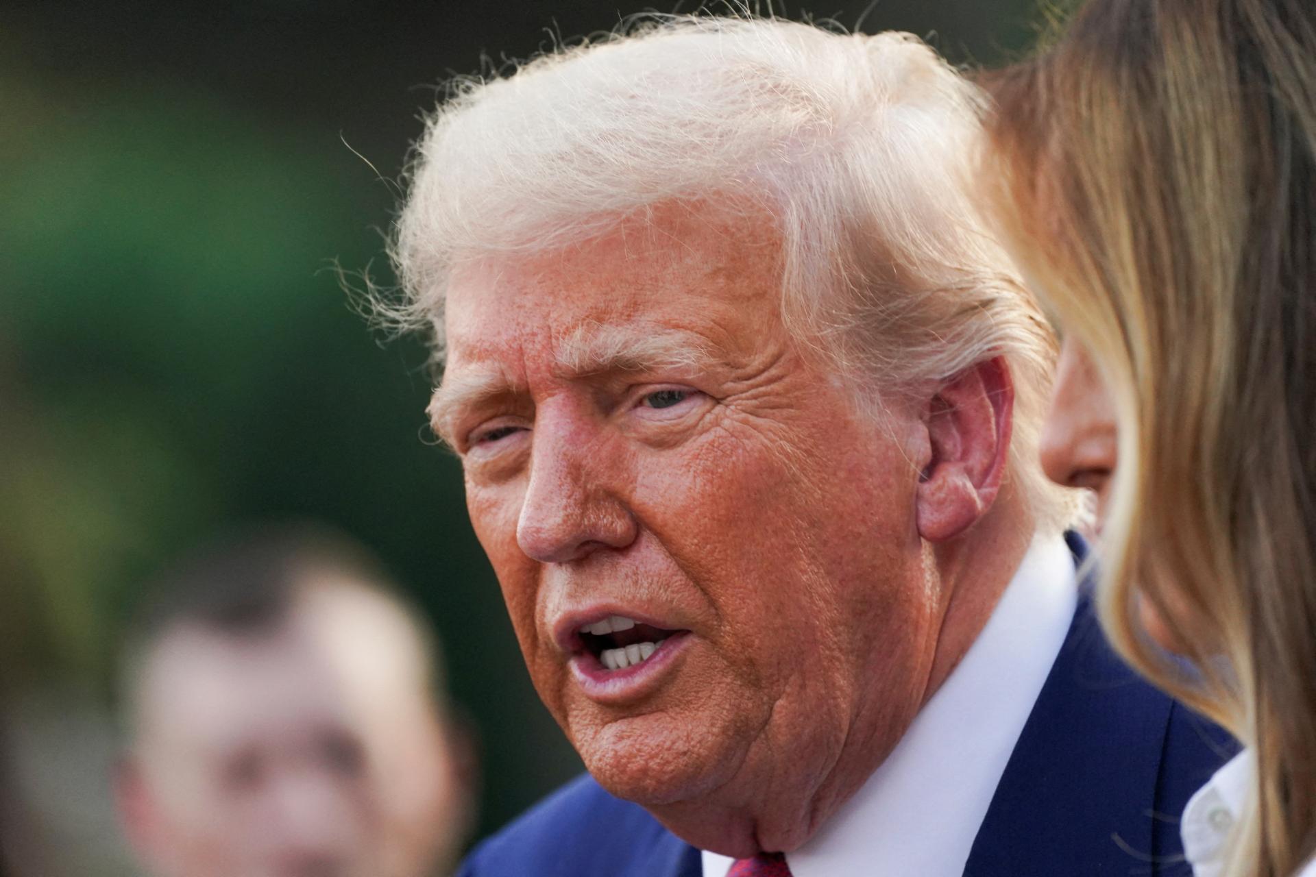 Trump pohrozil Iránu vojenskou silou v prípade útoku na americké základne