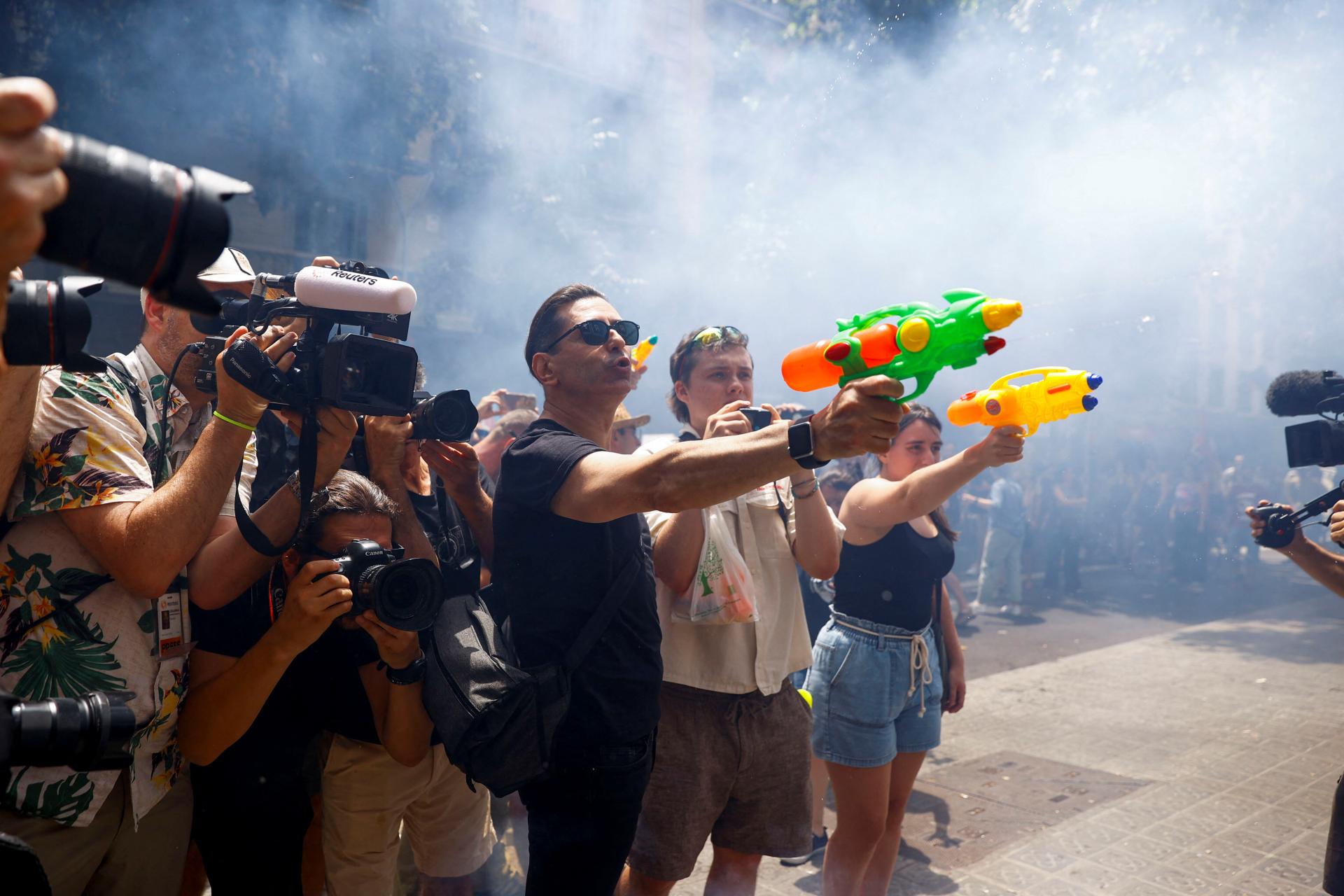 Vaša dovolenka, moje utrpenie. Tisícky ľudí v južnej Európe protestovali proti masovému turizmu