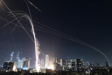 Izraelský protivzdušný obranný systém páli na zachytenie rakiet počas iránskeho raketového útoku nad Tel Avivom v piatok 13. júna 2025. FOTO TASR/AP
