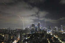 Izraelský systém protivzdušnej obrany zachytáva rakety vypálené z Iránu nad izraelským mestom Tel Aviv v nedeľu 15. júna 2025. FOTO TASR/AP