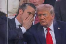 Americký minister obrany Pete Hegseth a prezident Donald Trump. FOTO: REUTERS