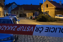 Polícia zasahovala v Kostelci nad Čiernymi lesmi pri Prahe proti strelcovi, ktorý na záhrade rodinného domu zabil dvoch ľudí. FOTO: Jiří Meixner, iDNES.cz