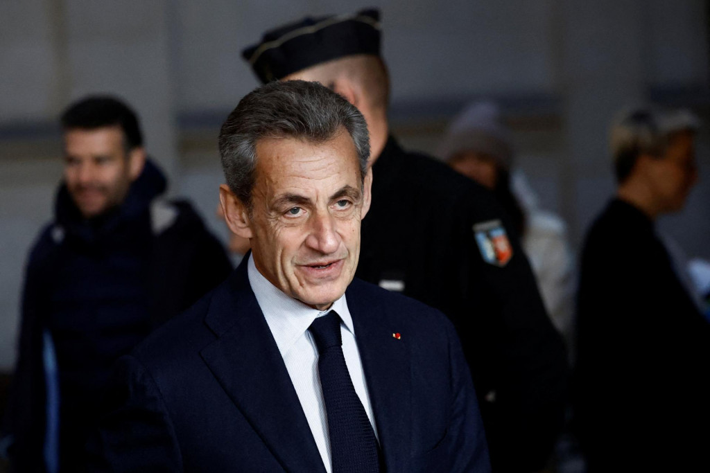 Bývalý francúzsky prezident Nicolas Sarkozy prichádza na odvolacie pojednávanie o obvineniach z korupcie a zneužívania vplyvu na súde v Paríži vo Francúzsku, 15. decembra 2022. FOTO: REUTERS