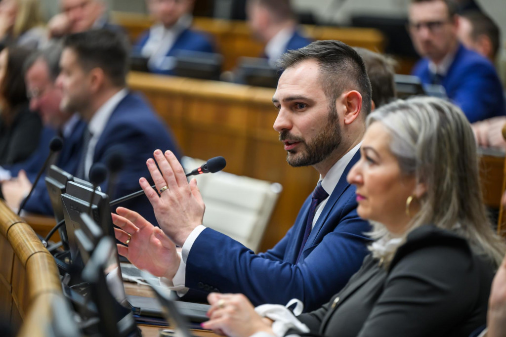 Na snímke opozičný poslanec Národnej rady Rastislav Krátky (hnutie Slovensko) vystupuje počas mimoriadnej schôdze parlamentu k zdravotníckemu a stavebnému zákonu v Bratislave v utorok 4. februára 2025. FOTO TASR