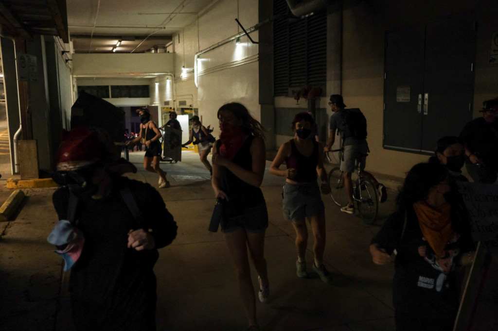 Demonštranti utekajú pred príslušníkmi orgánov činných v trestnom konaní počas protestu No Kings proti politike amerického prezidenta Donalda Trumpa v Austine v Texase v USA 14. júna 2025. FOTO: REUTERS