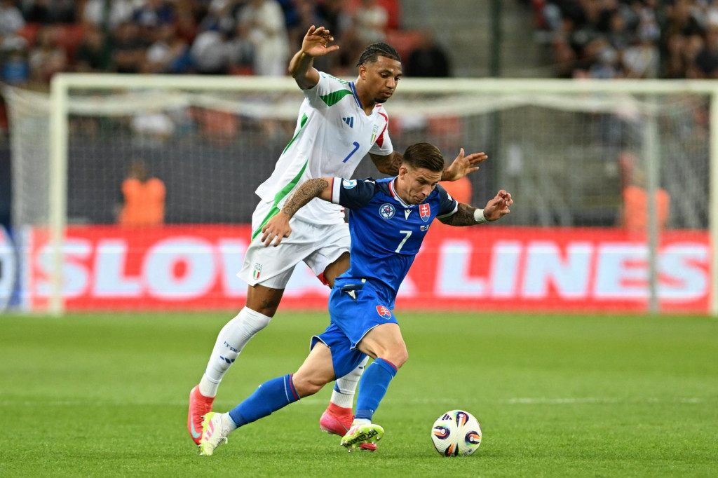 Tomáš Suslov patril v zápase proti Taliansku jednoznačne medzi našich najaktívnejších hráčov. No ani dobrý výkon agilného krídelníka neviedol ku gólu domáceho výberu. FOTO: TASR/L. Grinaj