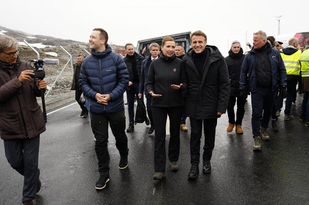 Francúzsky prezident Emmanuel Macron prichádza na letisko v hlavnom grónskom meste Nuuk. Sprevádzajú ho grónsky premiér Jens-Frederik Nielsen a dánska premiérka Mette Frederiksenová. FOTO: TASR/AP