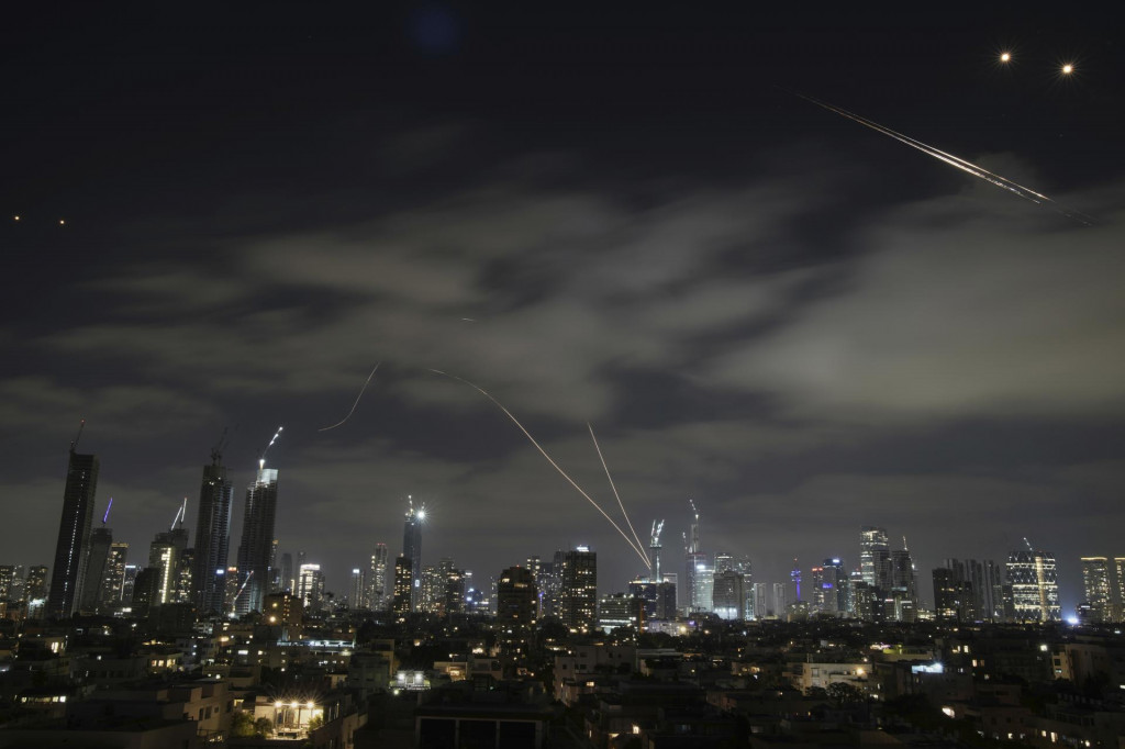 Izraelský systém protivzdušnej obrany zachytáva rakety vypálené z Iránu nad izraelským mestom Tel Aviv. FOTO: TASR/AP