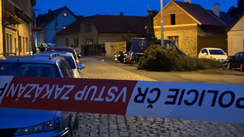 Polícia zasahovala v Kostelci nad Čiernymi lesmi pri Prahe proti strelcovi, ktorý na záhrade rodinného domu zabil dvoch ľudí. FOTO: Jiří Meixner, iDNES.cz