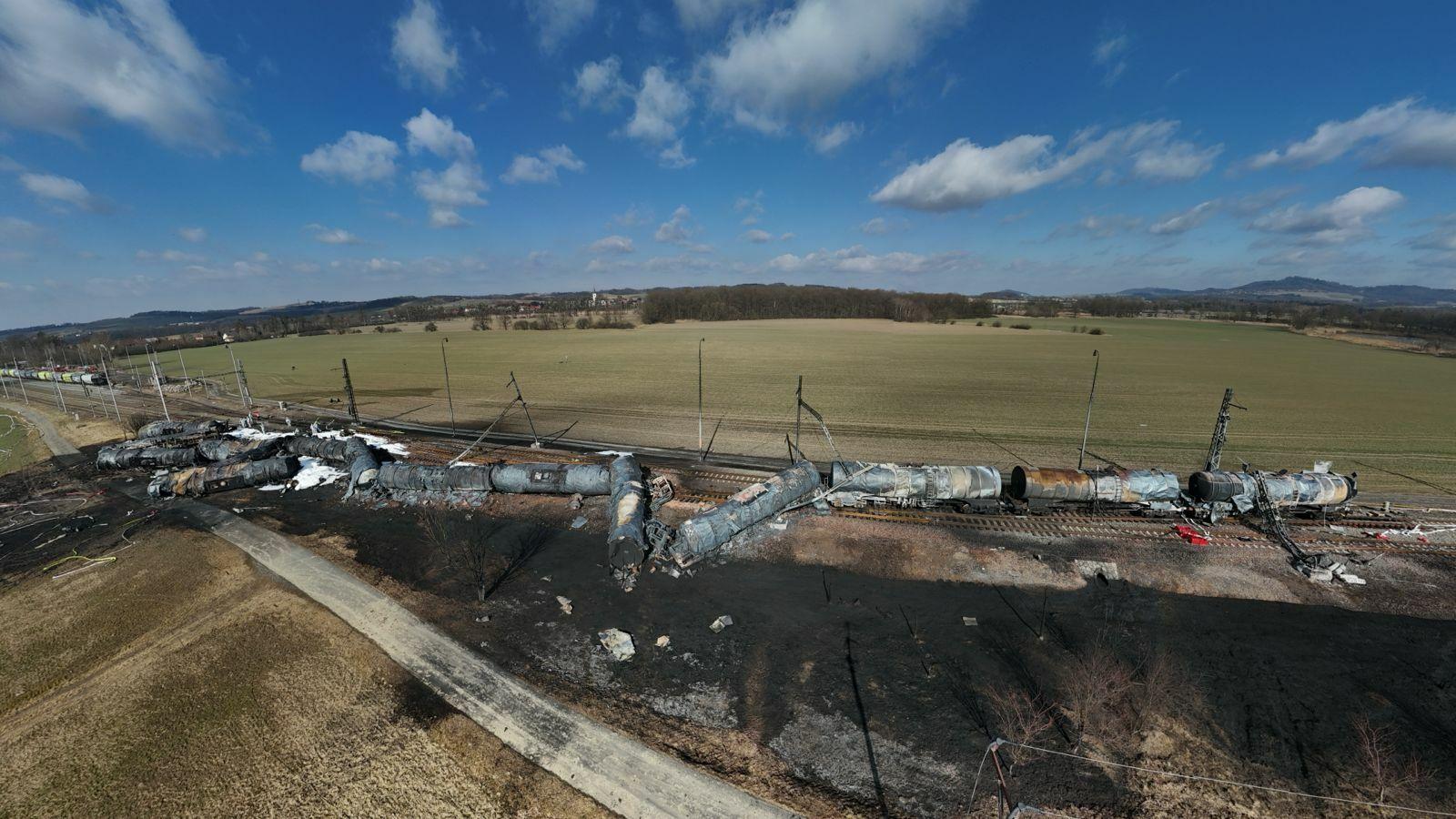 Po požiari cisterien sa na trať pri Hustopečiach vrátili vlaky, premávka na Slovensko je už bez prestupu