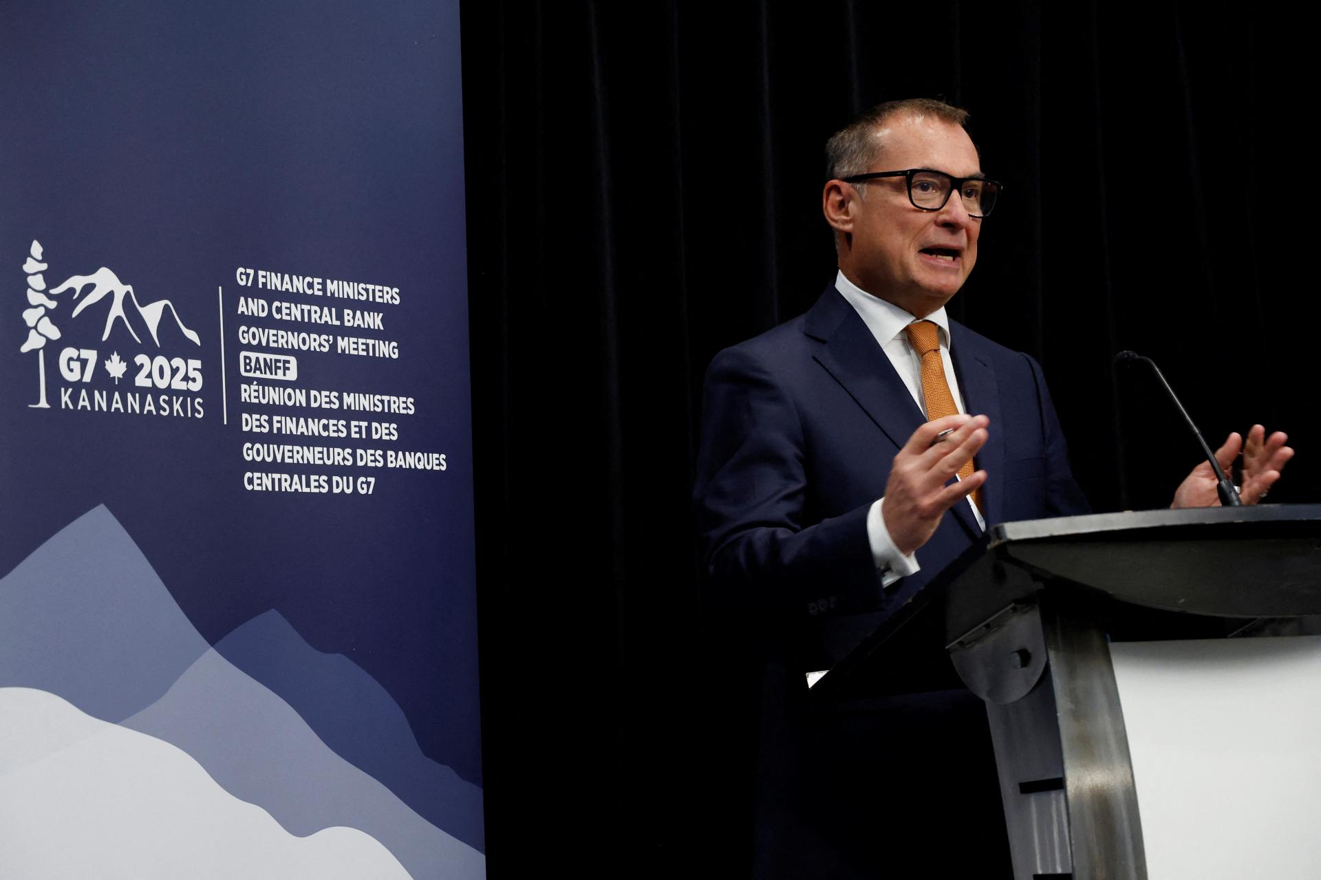 Šéf Bundesbanky predpokladá v tomto roku mierny rast nemeckej ekonomiky. Upozorňuje však na viaceré neistoty