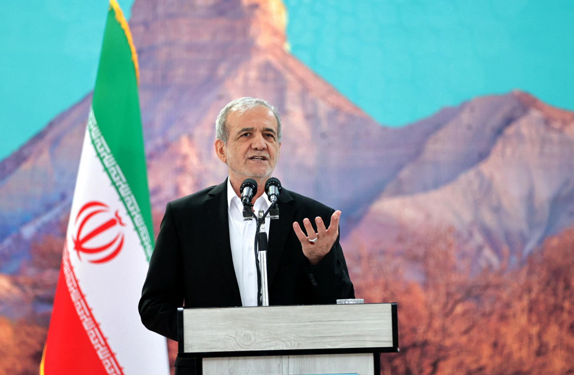 Irán nemá v úmysle vyvíjať jadrové zbrane, tvrdí prezident Pezeškján