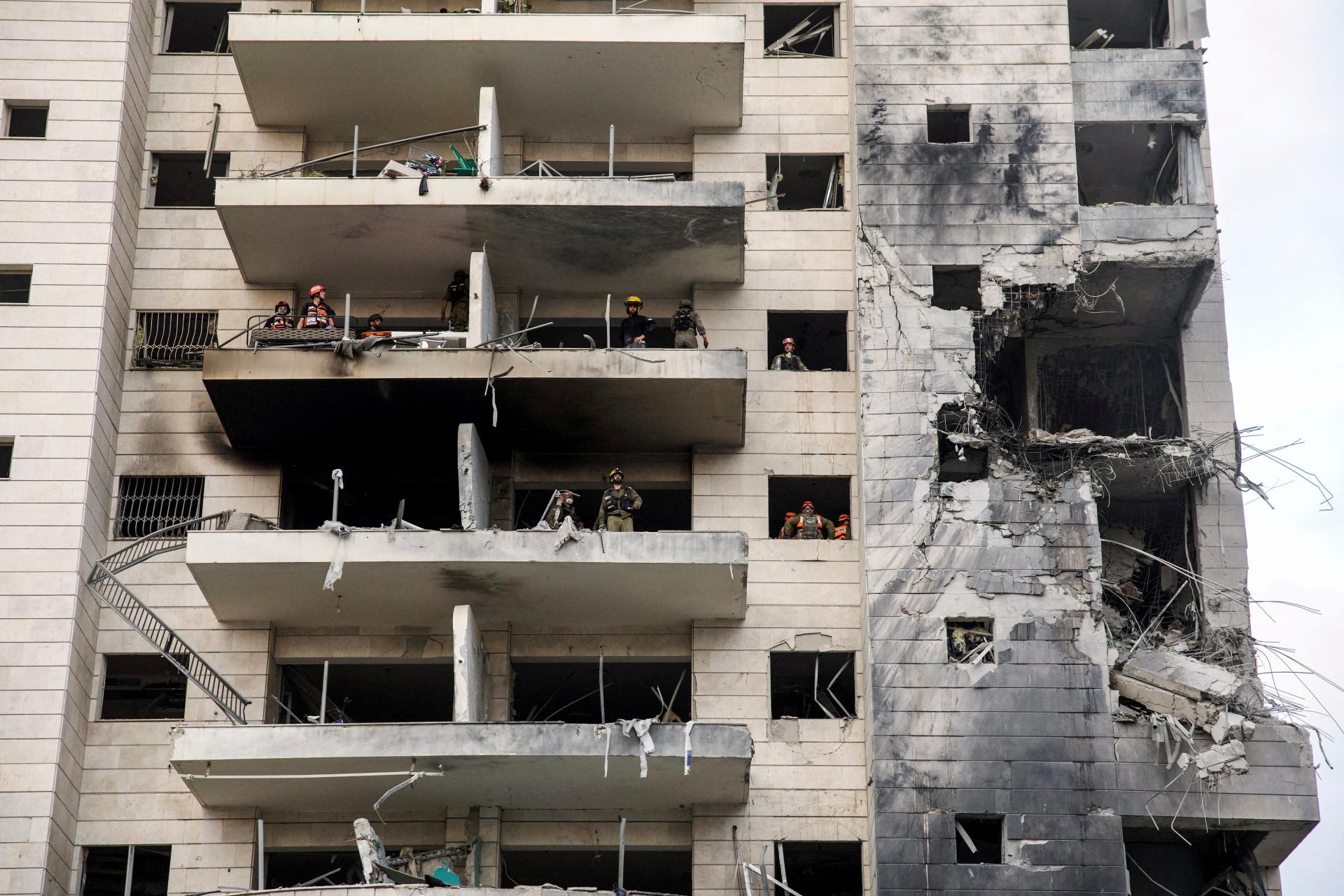 Pri iránskom nočnom údere na Izrael zahynuli štyria ľudia, viac ako sto je zranených