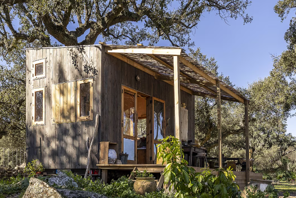 Domček s terasou je splnený sen rodiny. Do necelých 18 štvorcov sa vošla kuchyňa, spálňa a obývačka