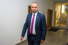 Na snímke prezident Slovenskej komory zdravotníckych záchranárov František Majerský prichádza na stretnutie s novým ministrom zdravotníctva SR Kamilom Šaškom. FOTO: TASR