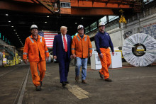 Prezident USA Donald Trump kráča s ľuďmi z U. S. Steel v Pensylvánii. FOTO: Reuters