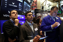 Obchodníci na newyorskej burze cenných papierov (NYSE) v New Yorku v USA 11. júna 2025. FOTO: REUTERS