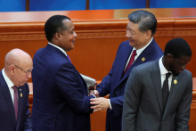 Prezident Konžskej republiky Denis Sassou Nguesso a čínsky prezident Si Ťin-ping na stretnutí v Pekingu v roku 2024. FOTO: REUTERS