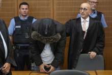 Ssýrsky lekár Aláa Músá (uprostred) čaká na oznámenie verdiktu počas súdneho pojednávania vo Frankfurte nad Mohanom. FOTO: TASR/AP