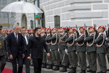 Rakúsky prezident Alexander Van der Bellen a ukrajinský prezident Volodymyr Zelenskij si prezerajú čestnú stráž. FOTO: Reuters