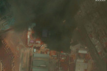 Z výrobného závodu spoločnosti Shiraz Electronics Industries v Iráne sa valí dym. FOTO: Reuters