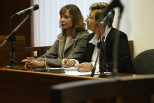 Kamila Velikovská u vrchného súdu v Olomouci (7. 2. 2007)