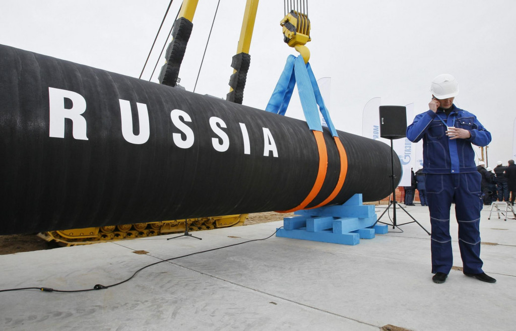 Ruský robotník telefonuje z mobilu počas začatia výstavby plynovodu Severný prúd (Nord Stream) v zálive Portovaja, 170 km severozápadne od Petrohradu.  FOTO TASR/AP
