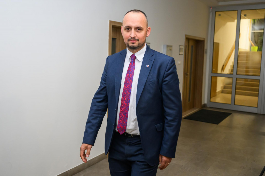 Na snímke prezident Slovenskej komory zdravotníckych záchranárov František Majerský prichádza na stretnutie s novým ministrom zdravotníctva SR Kamilom Šaškom. FOTO: TASR