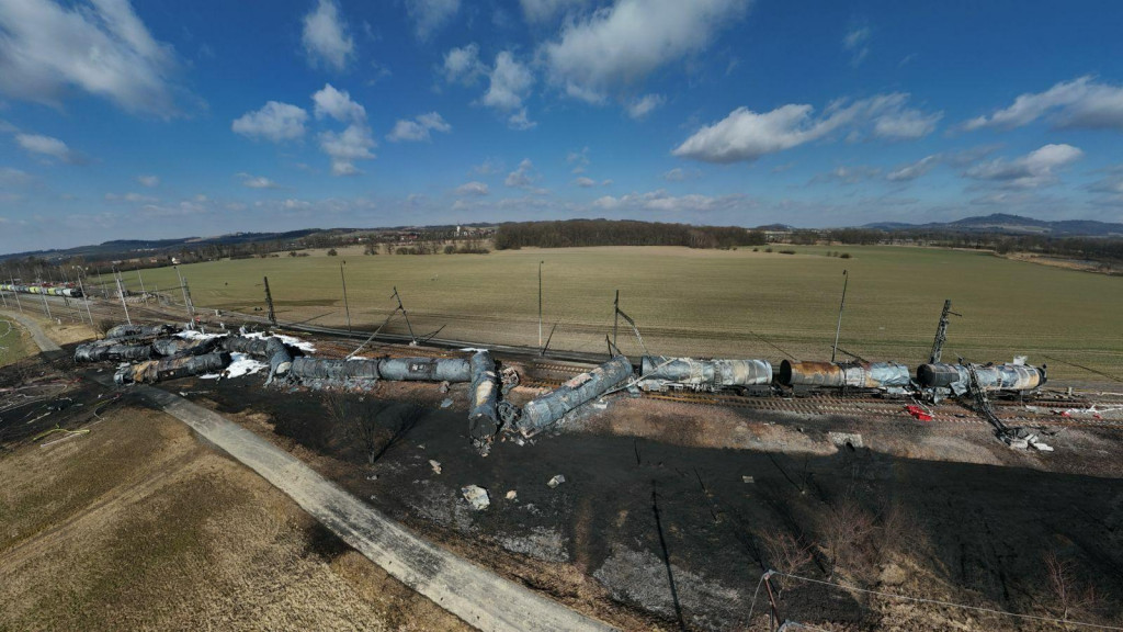 Benzén, ktorý unikol z cisterien pri minulotýždňovom požiari nákladného vlaku pri obci Hustopeče nad Bečvou, zasiahol podzemné vody. FOTO: X/Hasiči Olomouc