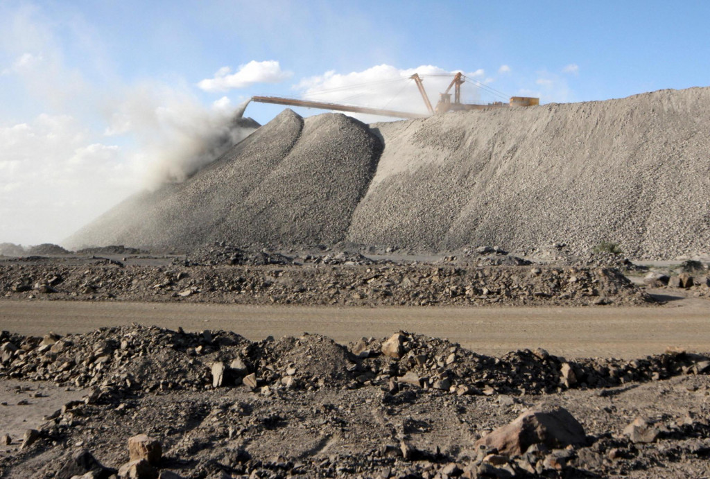 FILE PHOTO: A mining machine is seen at the Bayan Obo mine containing rare earth minerals, in Inner Mongolia, China July 16, 2011. Picture taken July 16, 2011. REUTERS/Stringer ATTENTION EDITORS - THIS IMAGE WAS PROVIDED BY A THIRD PARTY. CHINA OUT./File Photo FOTO: CHINA STRINGER NETWORK