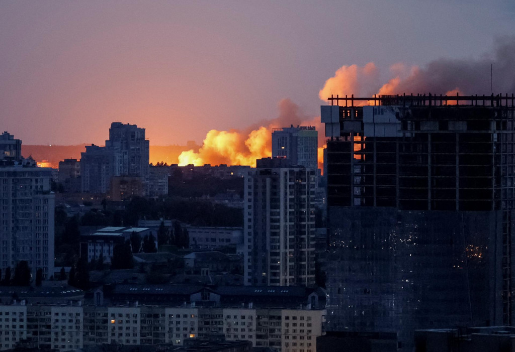 Expl&oacute;zia dronu v Kyjeve. FOTO: Reuters