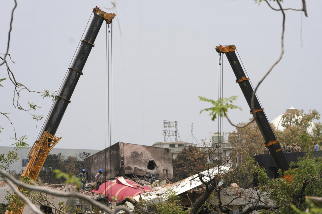 Žeriavy pracujú na mieste havárie lietadla spoločnosti Air India, ktoré sa zrútilo v meste Ahmadábád na severozápade Indie. FOTO: TASR/AP