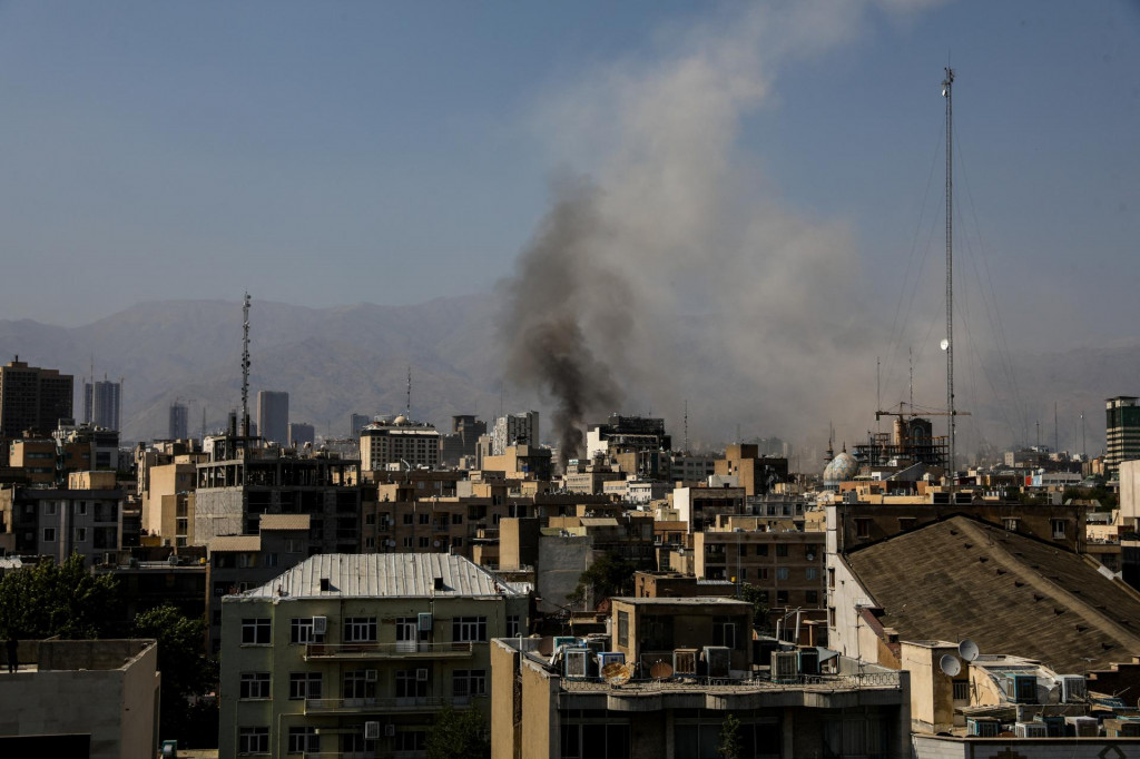 Dym stúpa z výbuchu po izraelských útokoch na Irán v Teheráne v Iráne 15. júna 2025. FOTO: REUTERS
