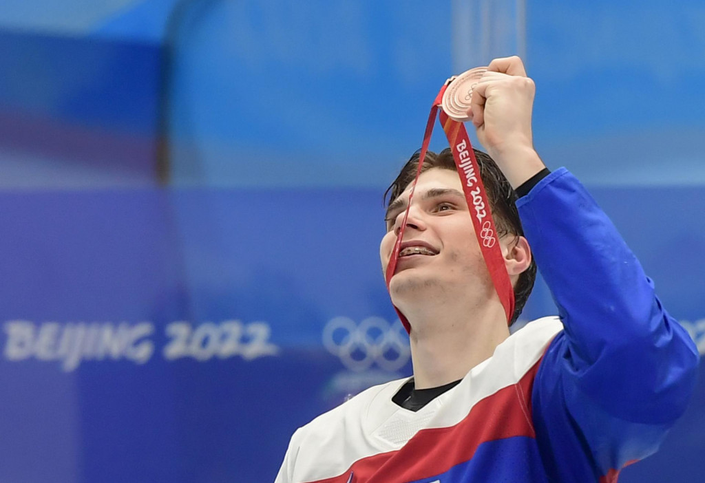 Juraj Slafkovský bol absolútnym hitom poslednej zimnej olympiády v Pekingu. Aj vďaka úchvatnej forme zázračného tínedžera získali Slováci bronzové medaily. FOTO: TASR/M. Baumann