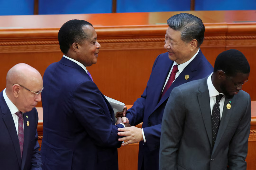 Prezident Konžskej republiky Denis Sassou Nguesso a čínsky prezident Si Ťin-ping na stretnutí v Pekingu v roku 2024. FOTO: REUTERS