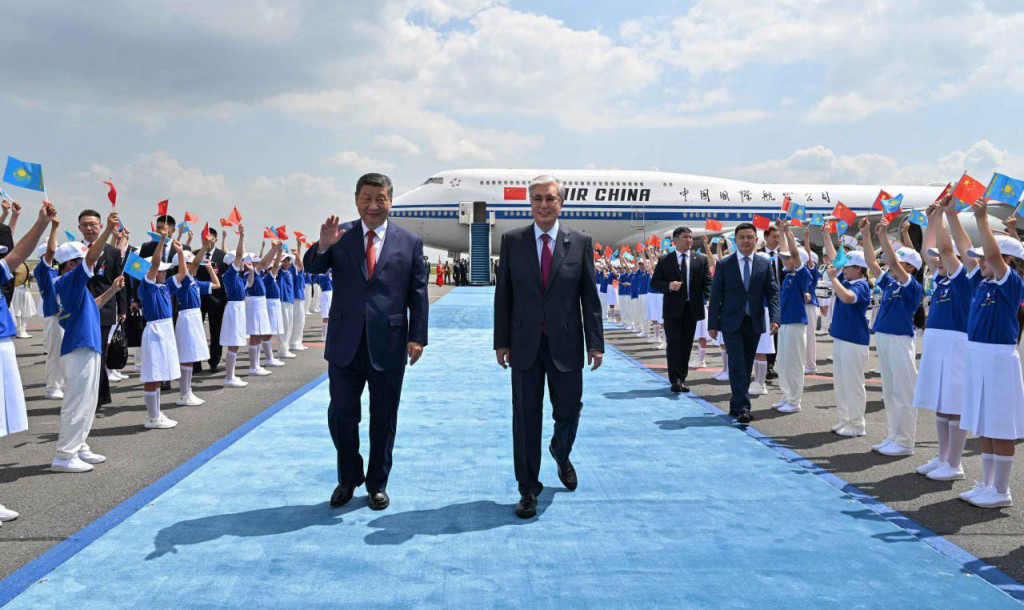 Kazachstan a Čína sú krajiny s autokratickými režimami. Na snímke sú ich predstavitelia, kazašský prezident Kasym-Žomart Tokajev (vpravo) a čínsky Si Ťin-pching.
FOTO: Reuters/tlačová služba kazašského prezidenta