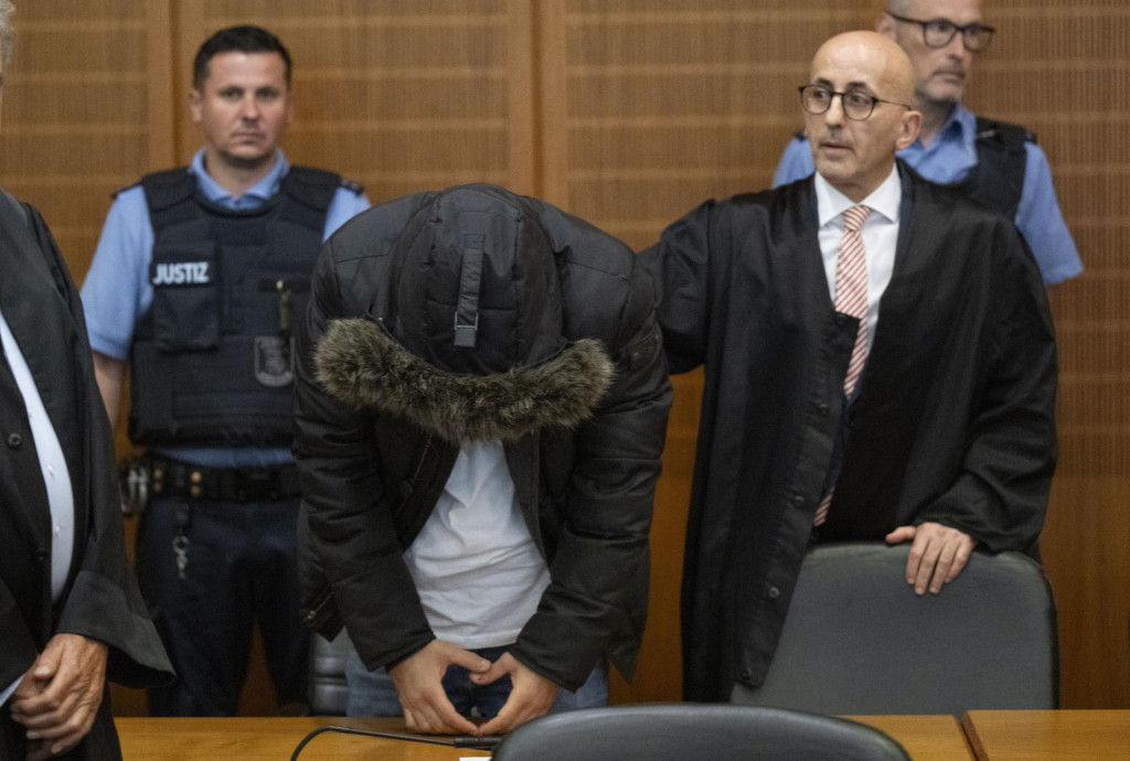 Ssýrsky lekár Aláa Músá (uprostred) čaká na oznámenie verdiktu počas súdneho pojednávania vo Frankfurte nad Mohanom. FOTO: TASR/AP