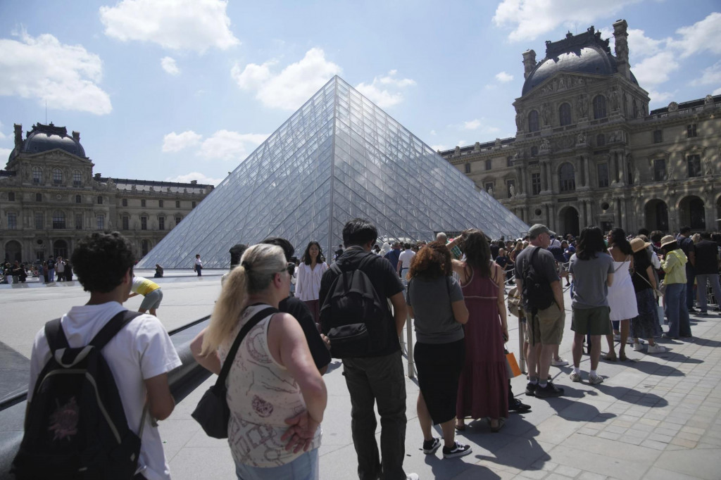 Turisti čakajú v rade pred parížskym múzeom umenia Louvre. FOTO: TASR/AP
